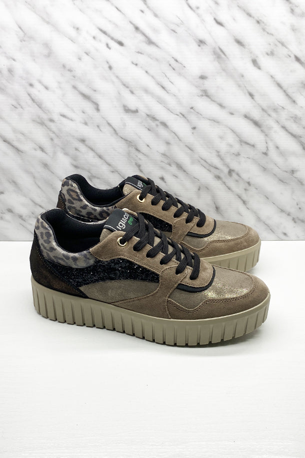 Sneakers-1