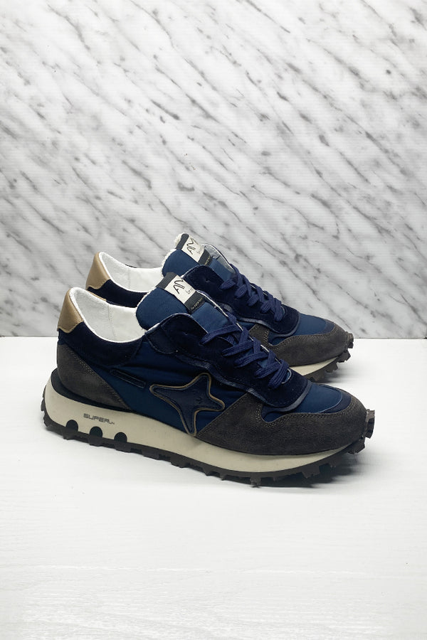 Sneakers allacciate