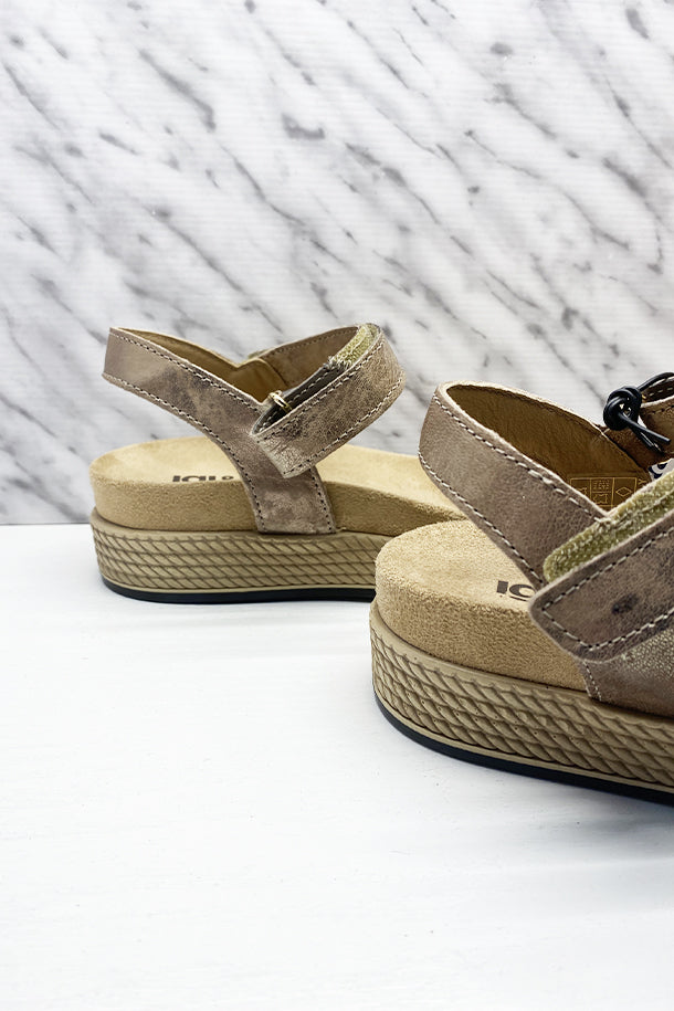 Sandali con zeppa-4