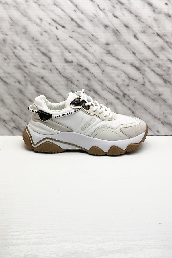 Sneakers allacciate