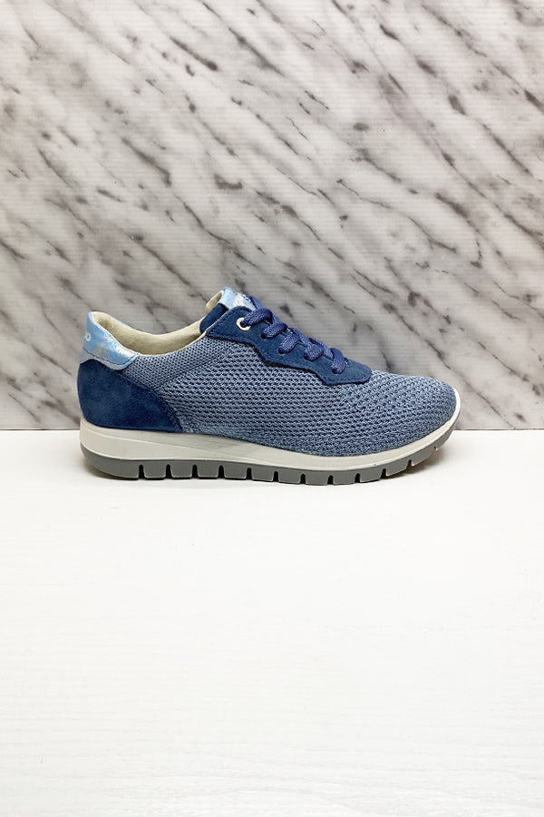 Sneakers allacciate
